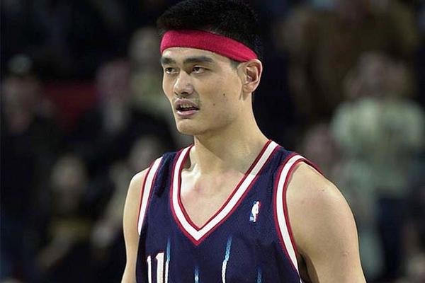 費(fèi)迪南德妻子：我和費(fèi)迪南德8年前的昨天相識(shí)，現(xiàn)在是7口之家